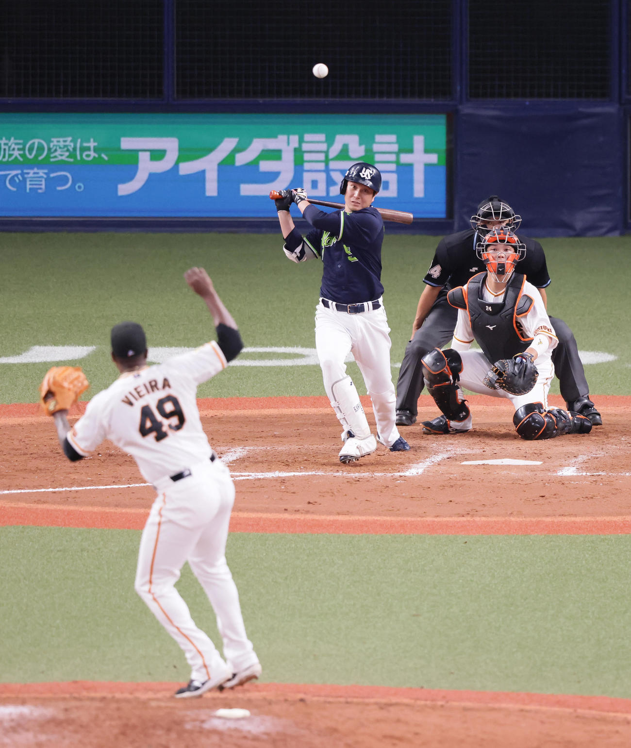 巨人対ヤクルト　9回表ヤクルト1死三塁、代打川端は中前適時打を放つ。投手ビエイラ（撮影・足立雅史）