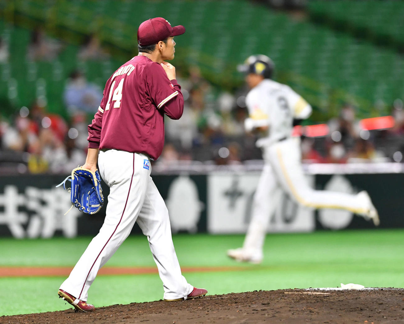 ソフトバンク対楽天　5回裏ソフトバンク1死一、二塁、柳田（右）に右越え3点本塁打を打たれ、肩を落とす則本昂（撮影・岩下翔太）