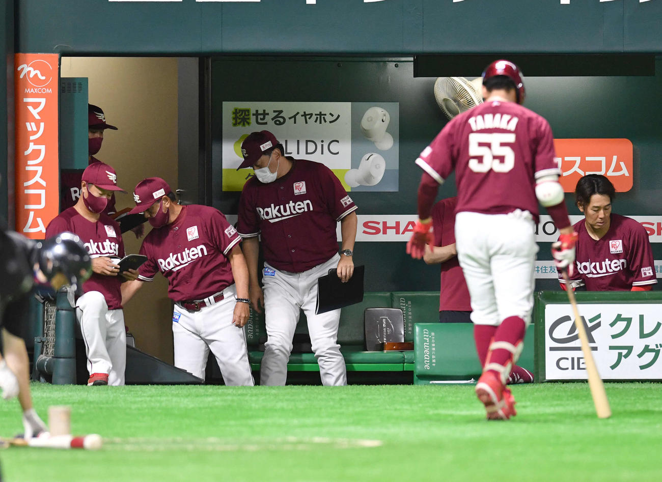 ソフトバンク対楽天　ソフトバンクに敗れ、ベンチから引き揚げる石井監督（中央）（撮影・岩下翔太）