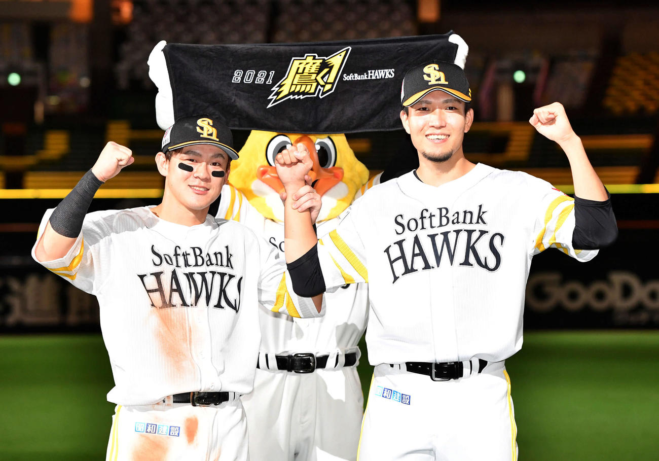 ソフトバンク対楽天　楽天に勝利し、笑顔でガッツポーズする牧原大（左）と千賀（撮影・岩下翔太）
