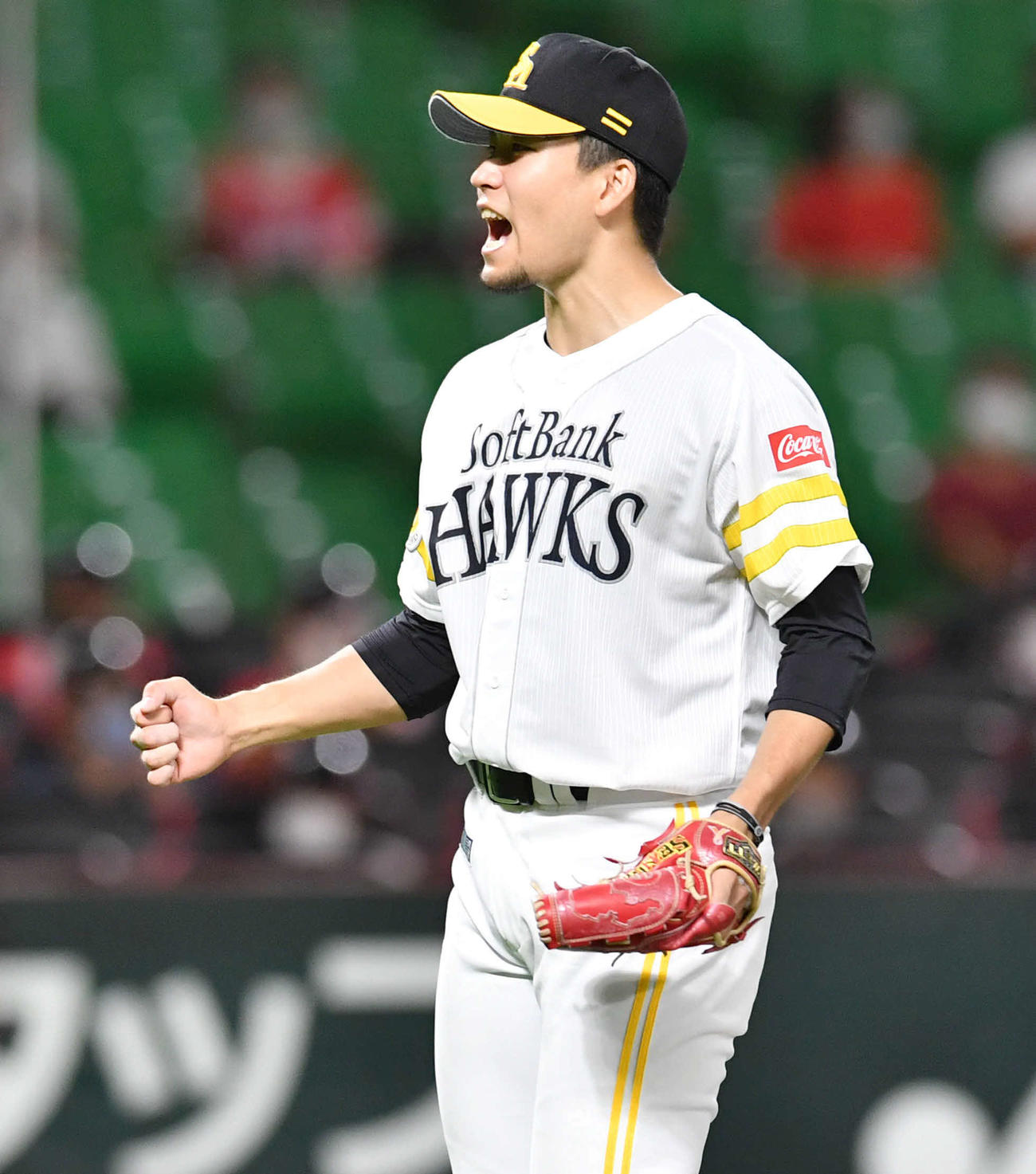 ソフトバンク対楽天　6回表楽天1死一、二塁、浅村を三振に抑え雄たけびを上げる千賀（撮影・岩下翔太）