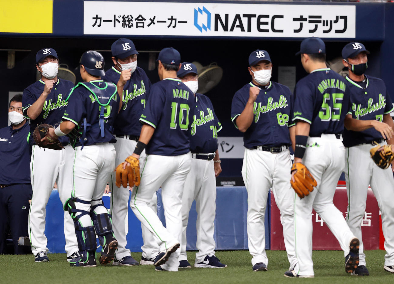 巨人対ヤクルト　試合後、選手を迎える高津監督（左端）（撮影・狩俣裕三）