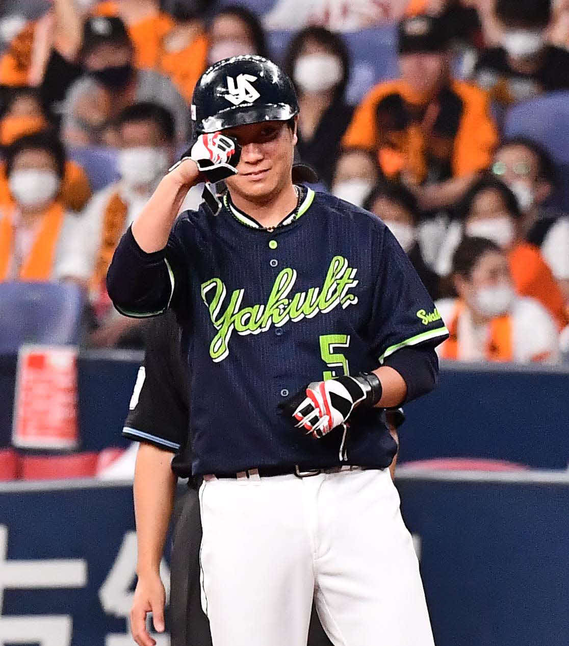 巨人対ヤクルト　9回表ヤクルト1死三塁、中前に適時打を放ちガッツポーズする川端（撮影・上田博志）