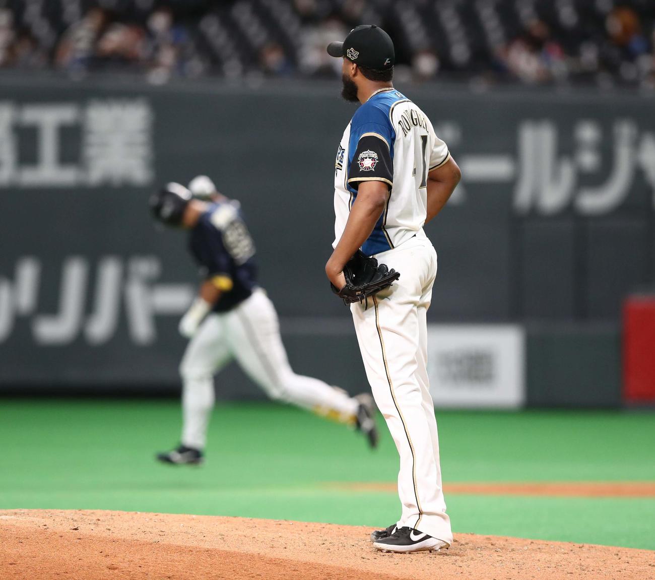 日本ハム対オリックス　9回表オリックス1死二塁、杉本に左越え2点本塁打を浴びるB・ロドリゲス（撮影・黒川智章）
