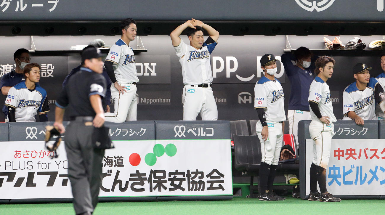 日本ハム対オリックス　引き分けに終わりがっかりした様子の日本ハムベンチ（撮影・佐藤翔太）