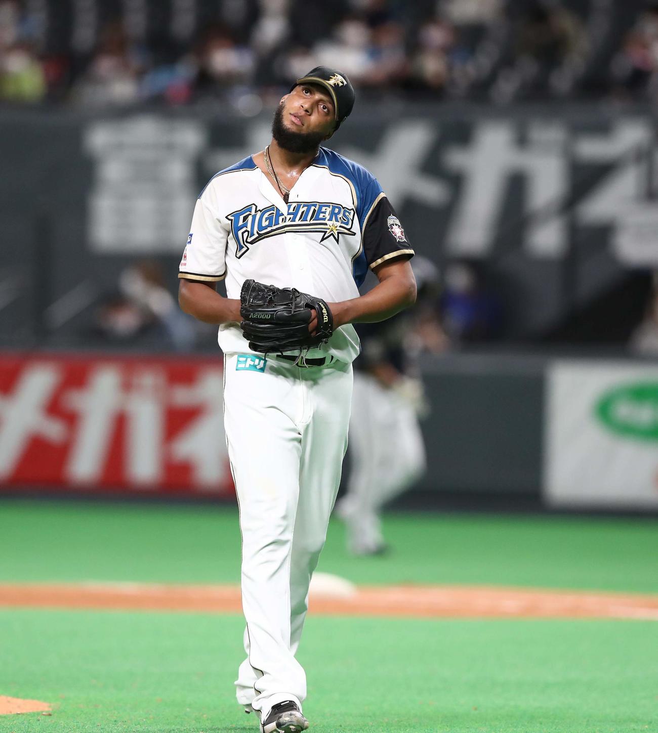 日本ハム対オリックス　9回表、4失点し首をかしげて引き揚げるB・ロドリゲス（撮影・黒川智章）