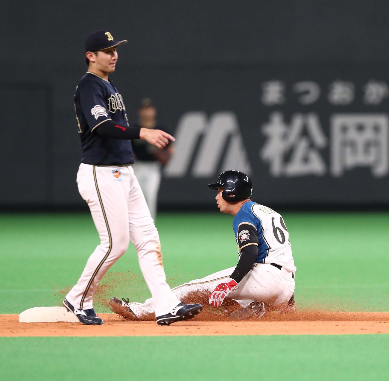 日本ハム対オリックス　8回裏日本ハム1死一塁、盗塁を決める宮田（撮影・黒川智章）