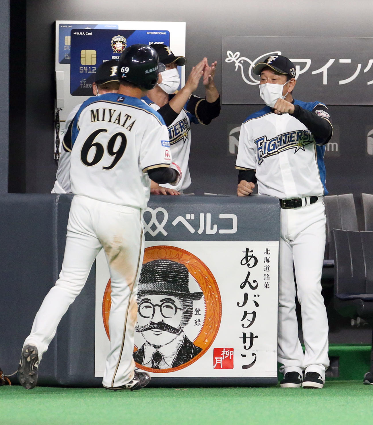 日本ハム対オリックス　8回裏日本ハム1死二塁、石井の左前適時打で生還した宮田（左手前）を出迎える栗山監督（撮影・佐藤翔太）