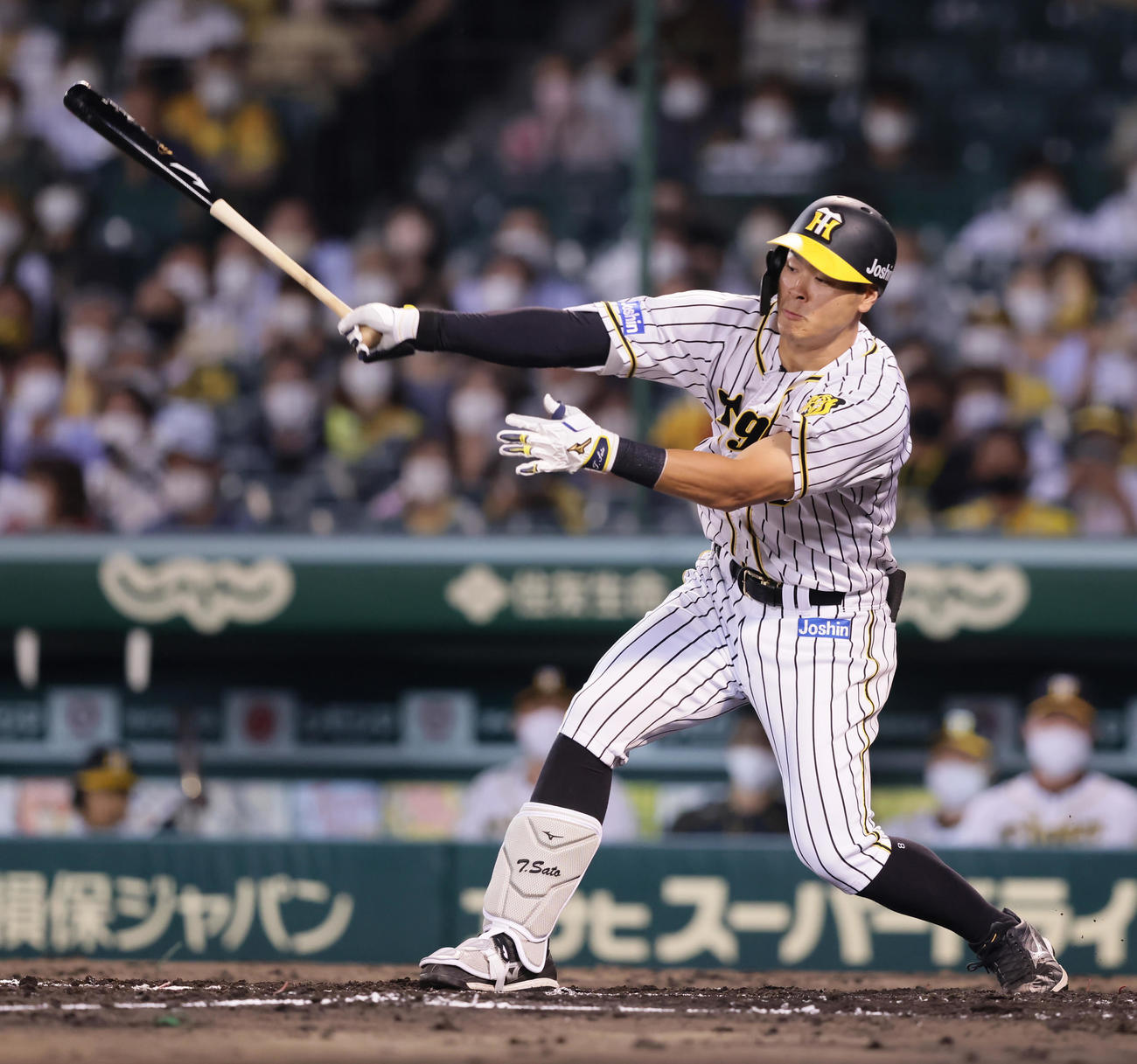 阪神対巨人　6回裏阪神無死二塁、代打佐藤輝は空振り三振に倒れる（撮影・足立雅史）