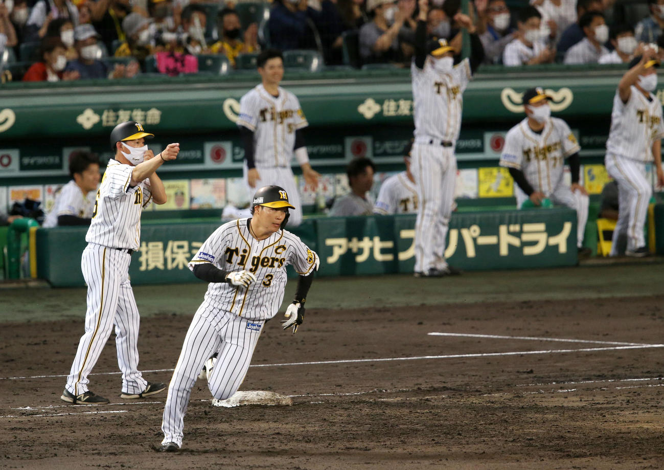 阪神対巨人　7回裏阪神1死満塁、大山は左に2点適時二塁打を放つ（撮影・上山淳一）