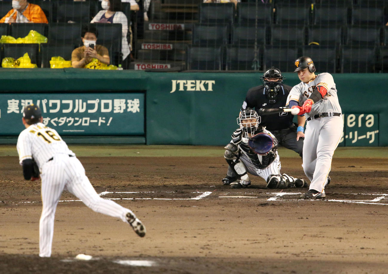阪神対巨人　6回表巨人2死、岡本和は左に二塁打を放つ（撮影・上山淳一）