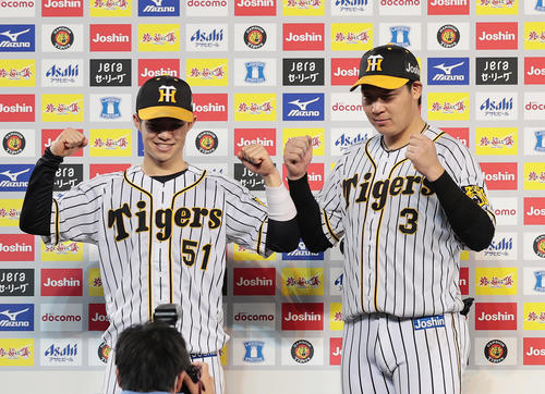 阪神対巨人　ヒーローインタビューを終え、ガッツポーズする阪神中野（左）と大山（撮影・前田充）