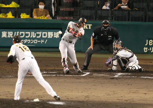 阪神対巨人　6回表巨人2死二塁、亀井は右適時三塁打を放つ（撮影・上山淳一）