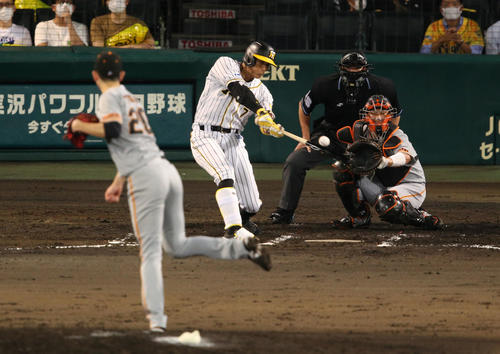 阪神対巨人　6回裏阪神無死一塁、代打糸井は右適時二塁打を放つ（撮影・上山淳一）