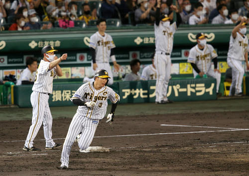 阪神対巨人　7回裏阪神1死満塁、大山は左に2点適時二塁打を放つ（撮影・上山淳一）