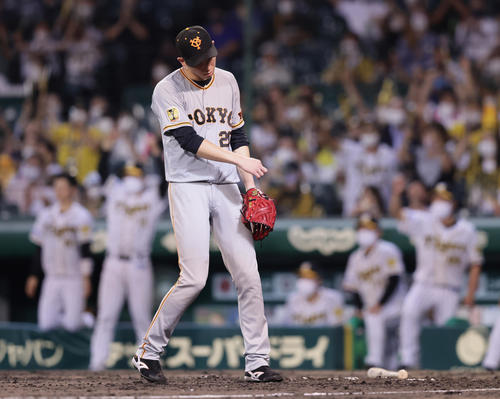 阪神対巨人　7回裏阪神1死満塁、大山に左越え2点適時二塁打を浴びがっくりとうなだれる戸郷（撮影・足立雅史）