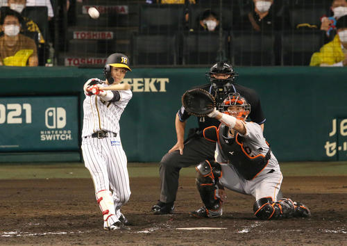 阪神対巨人　7回裏阪神2死満塁、中野は右越え3点三塁打を放つ（撮影・上山淳一）
