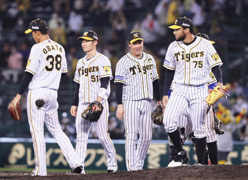 阪神対巨人　勝利し笑顔を見せる阪神大山（中央右）ら（撮影・足立雅史）