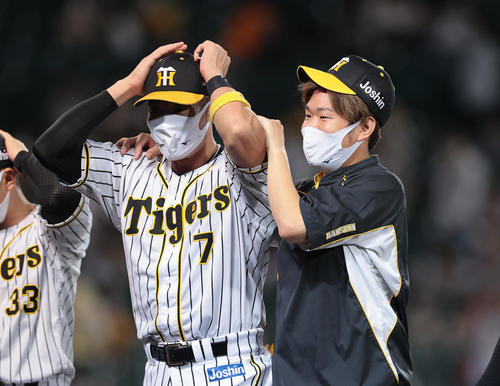 阪神対巨人　巨人に逆転勝利し、阪神糸井（左）と喜び合う西勇（撮影・前田充）