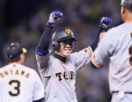 阪神対巨人　5回表巨人1死一、三塁、松原は中越え適時三塁打を放ち笑顔でガッツポーズ（撮影・足立雅史）