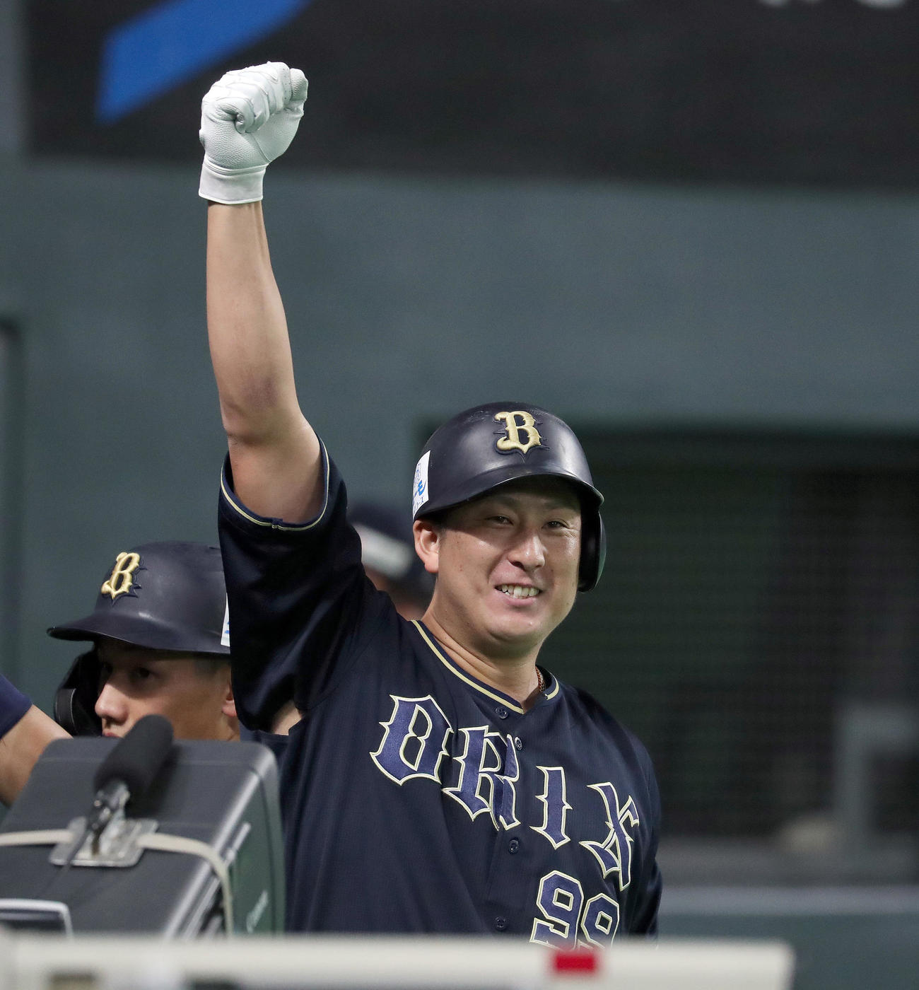 日本ハム対オリックス　9回表オリックス1死二塁、杉本は同点となる左越え2点本塁打を放ち昇天ポーズをする（撮影・佐藤翔太）