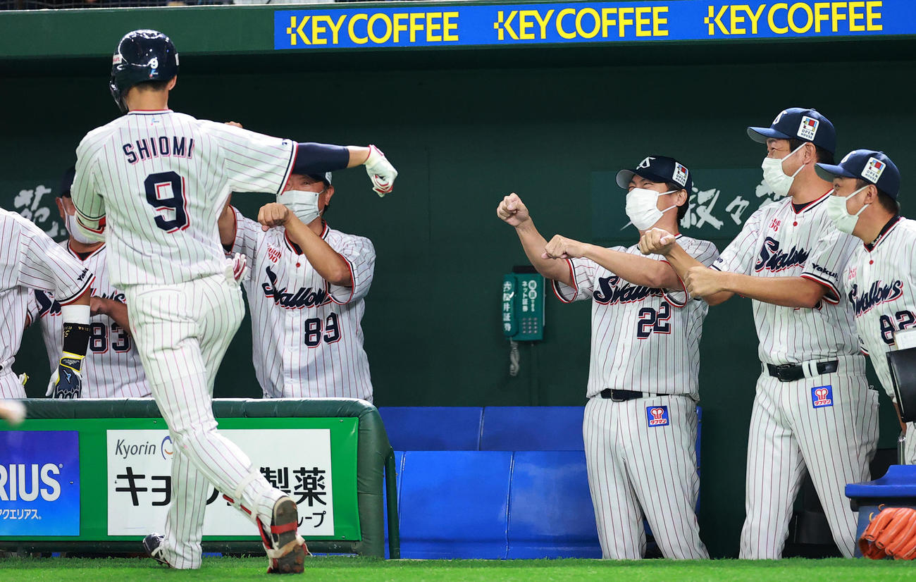 ヤクルト対広島　1回裏ヤクルト無死、中越え先制本塁打を放った塩見を迎える高津監督（右から3人目）ら（撮影・野上伸悟）