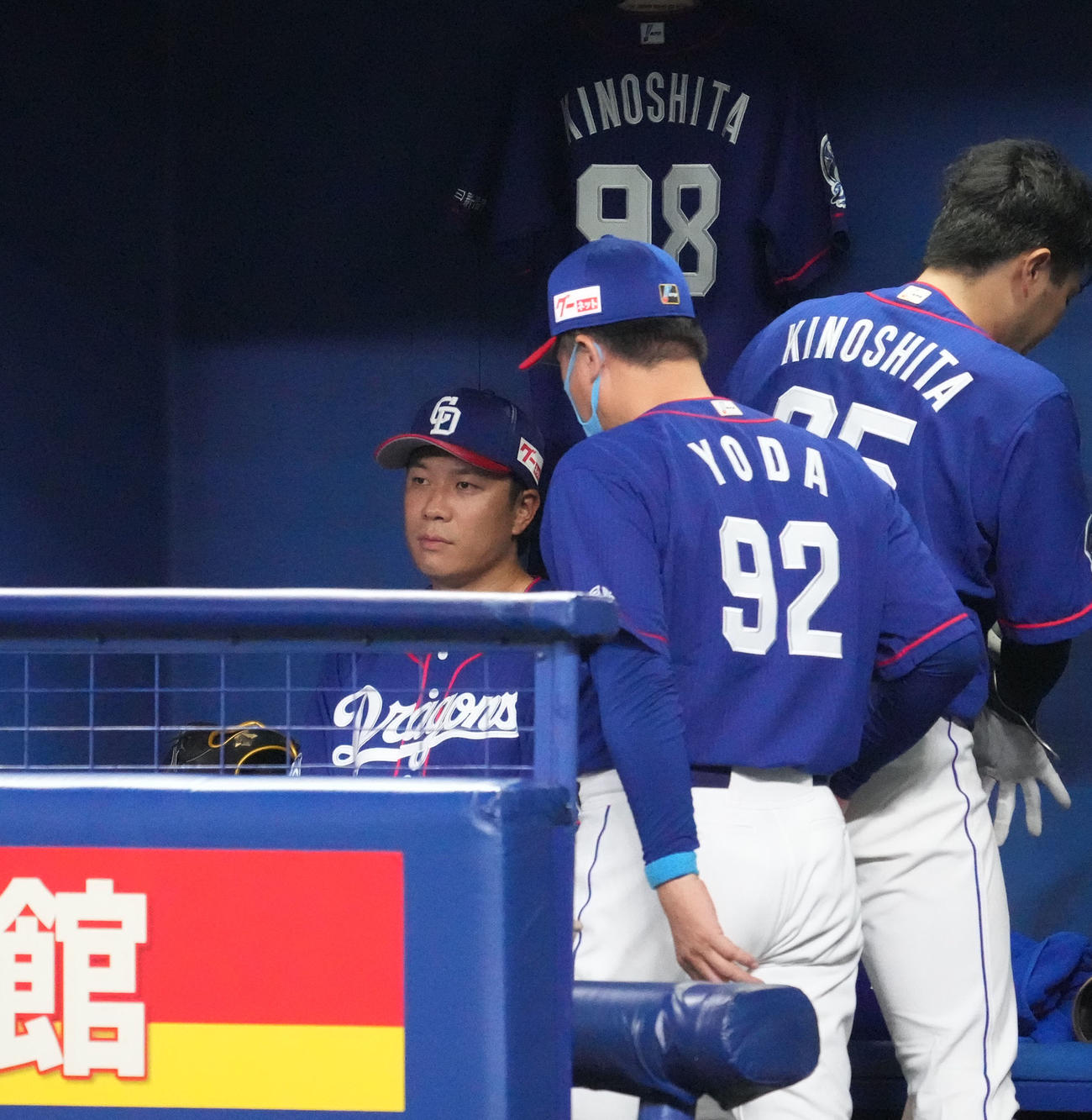 中日対DeNA 7回表DeNA攻撃終了、ベンチに戻った大野雄のもとに歩み寄る与田監督（撮影・森本幸一）