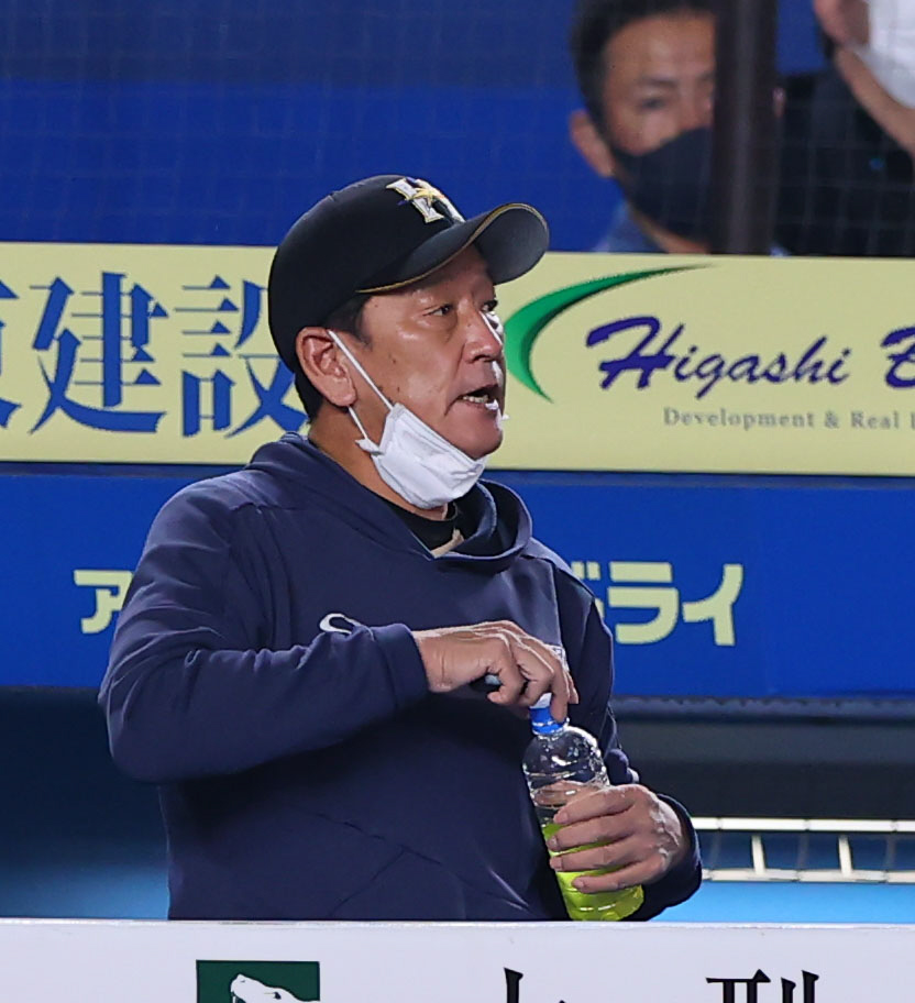 ロッテ対日本ハム　6回表日本ハム無死、渋い表情で水分補給する栗山監督（撮影・垰建太）