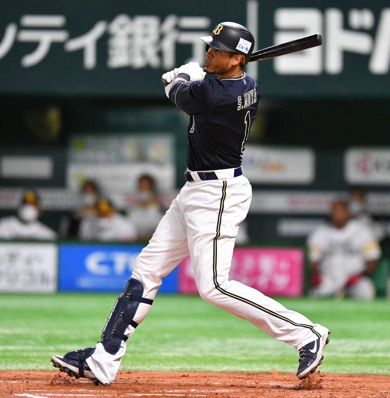 ソフトバンク対オリックス　2回表オリックス2死、モヤは左越え先制本塁打を放つ（撮影・岩下翔太）