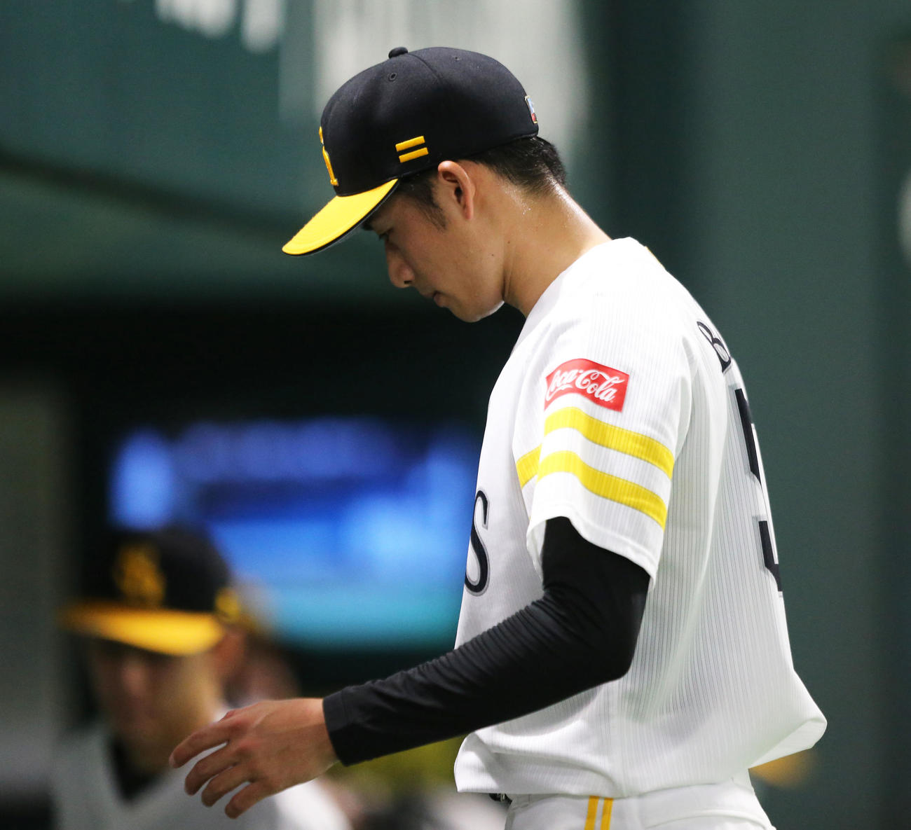 ソフトバンク対オリックス　9回表を投げ悔しそうにベンチに戻る板東（撮影・屋方直哉）