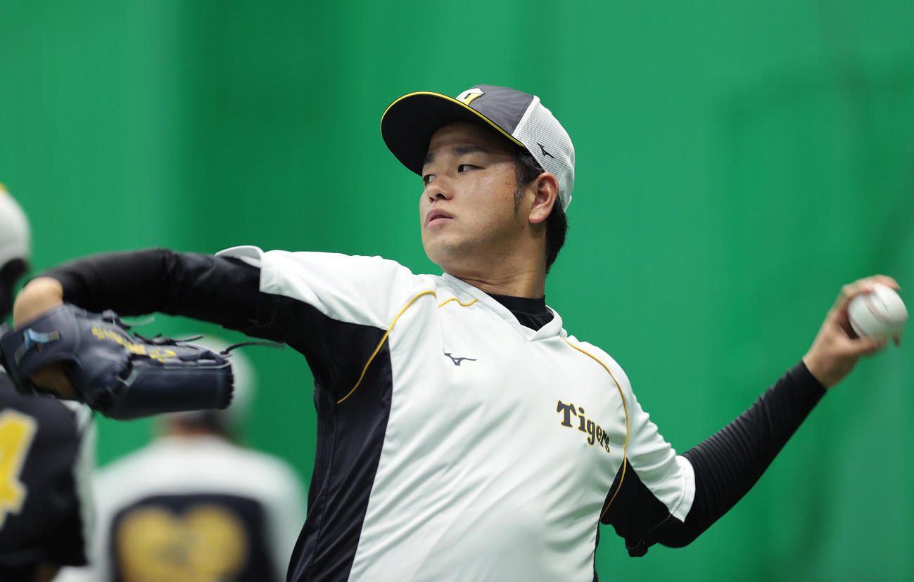 阪神対巨人　1軍に合流し試合前練習を行う阪神高橋（撮影・前田充）