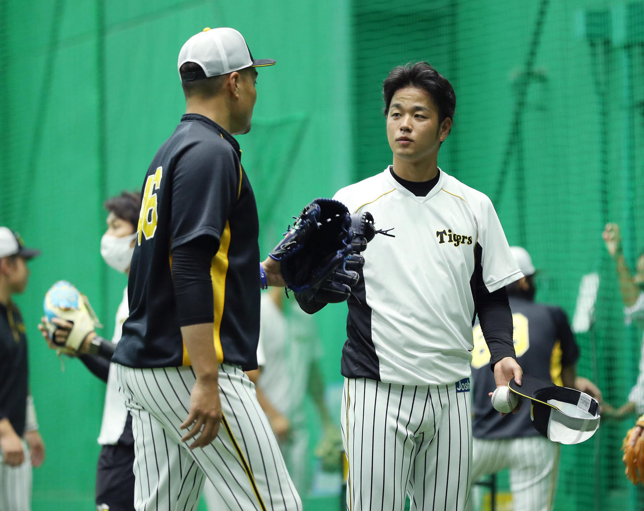 阪神対巨人　キャッチボールを終え阪神秋山（左）とグラブでタッチを交わす高橋（撮影・前田充）