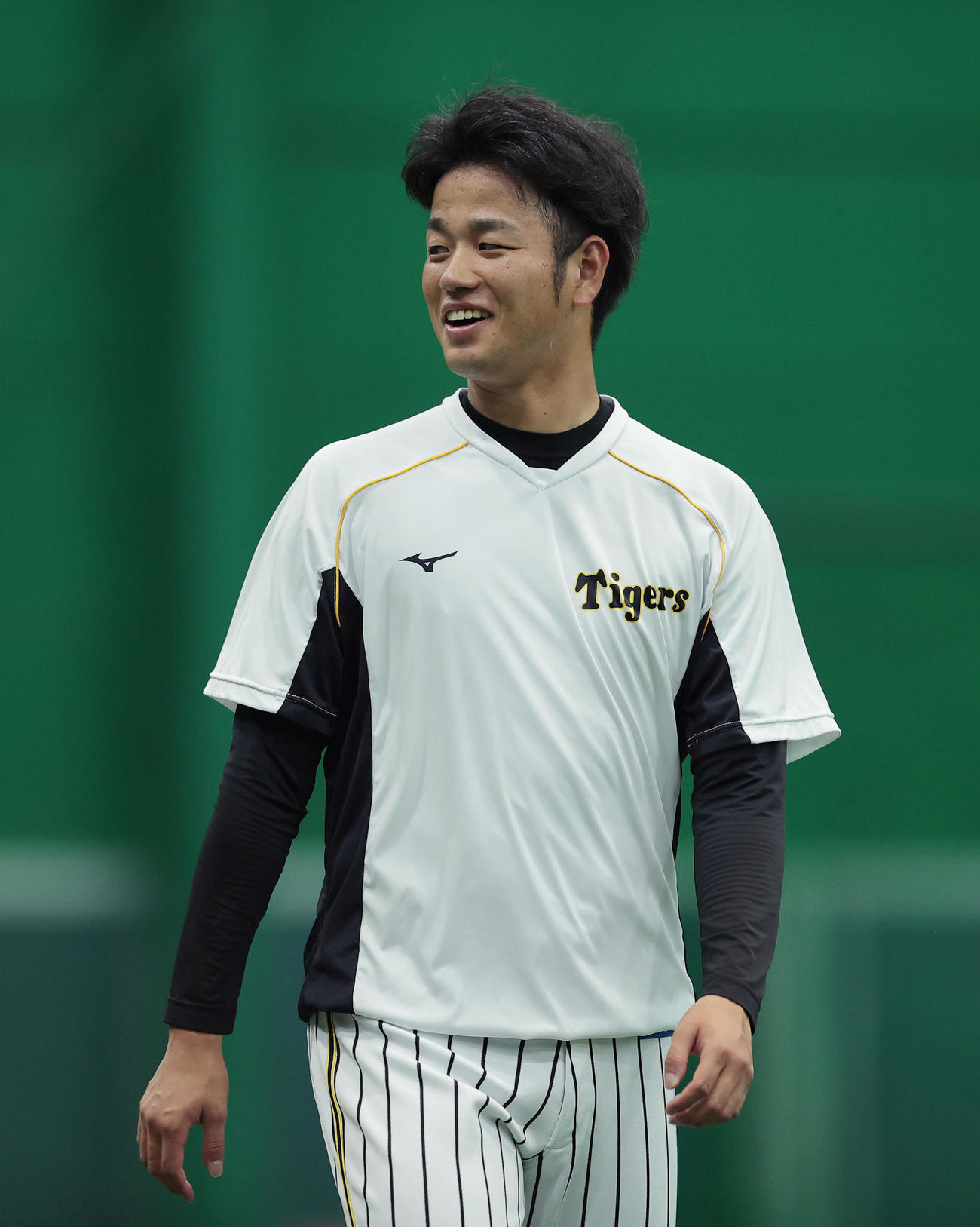 阪神対巨人　1軍に合流し笑顔を見せながら試合前練習を行う阪神高橋（撮影・前田充）