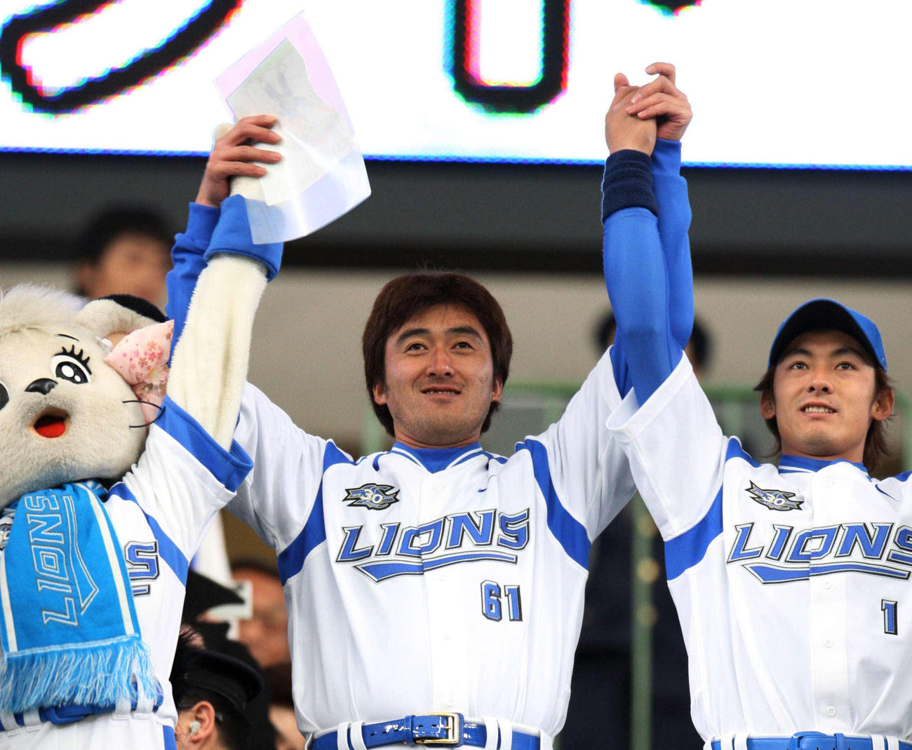 08年03月29日、日本通算100勝目を達成した西武石井一久はビクトリーロードでファンの声援に応える。右は打のヒーロー栗山巧