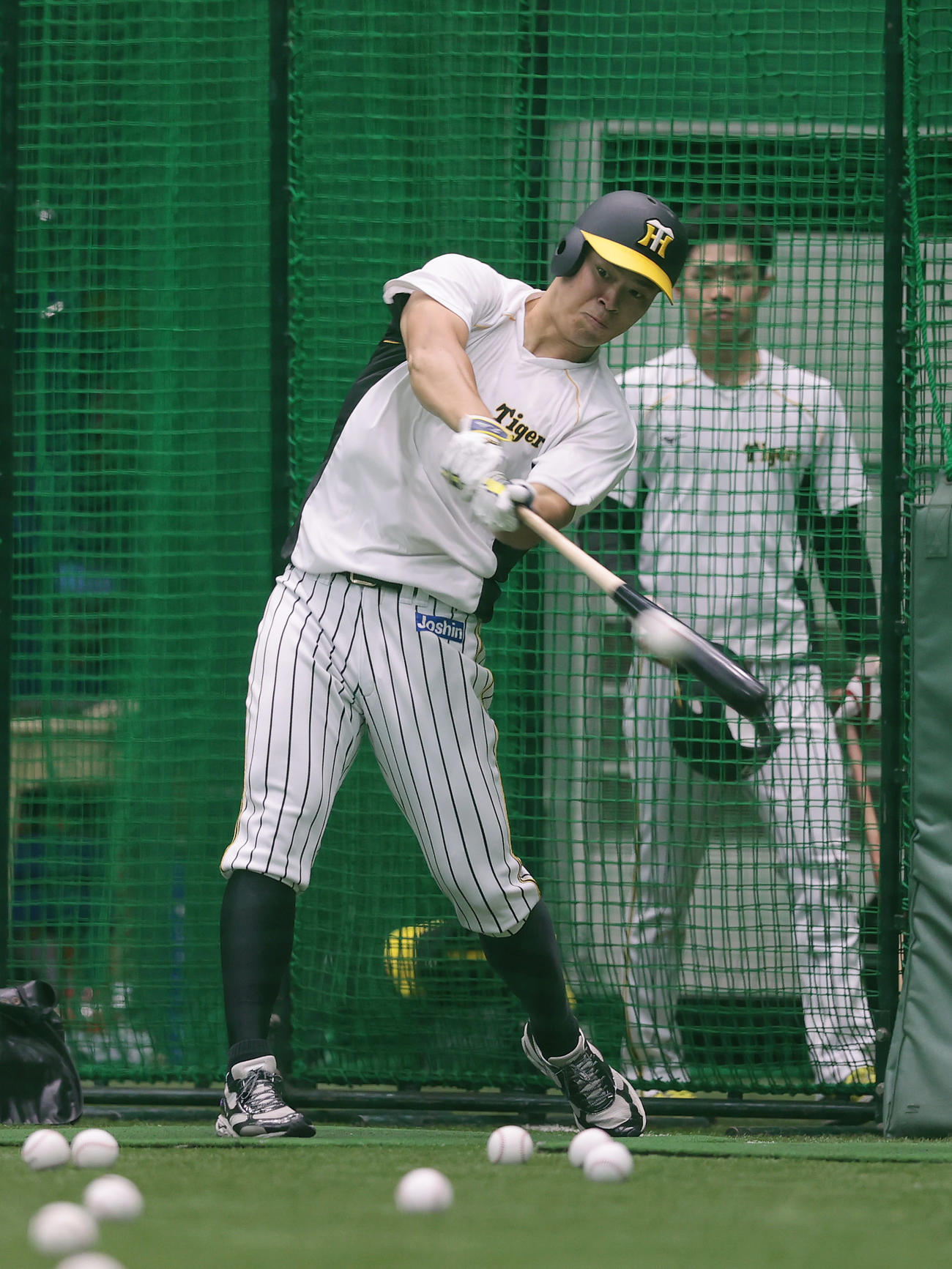 阪神対巨人　試合前練習でフリー打撃を行う阪神佐藤輝（撮影・前田充）