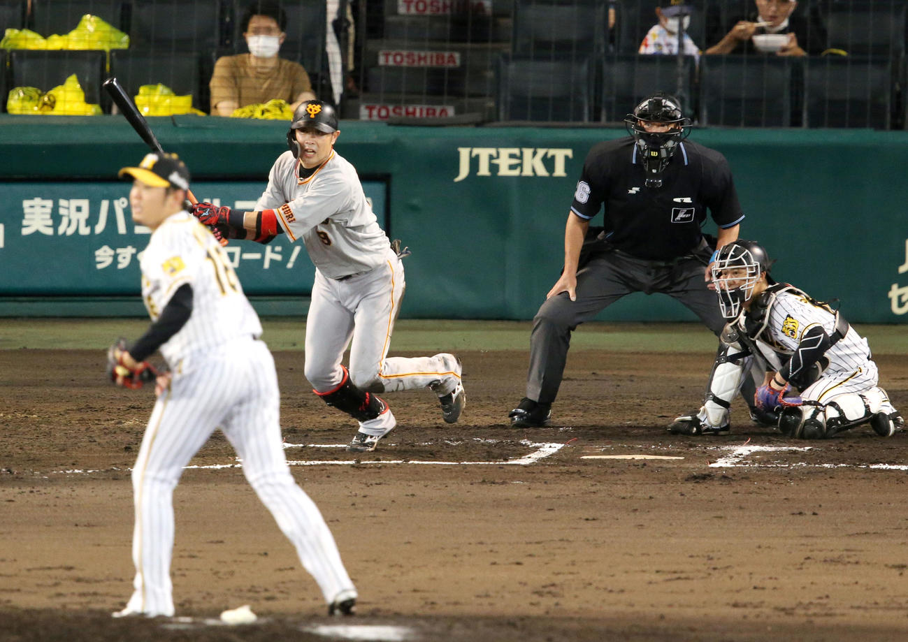 阪神対巨人　6回表巨人2死二塁、亀井は右適時三塁打を放つ（撮影・上山淳一）