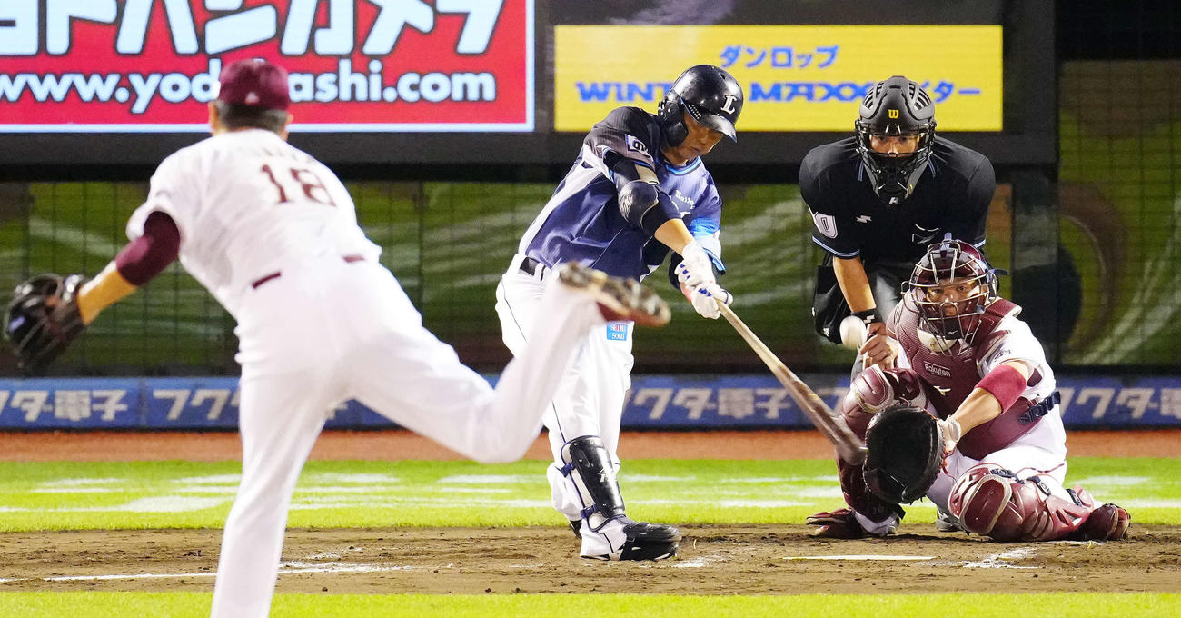楽天対西武　4回表西武1死一、三塁、中犠飛を放つ栗山。投手田中将（撮影・江口和貴）
