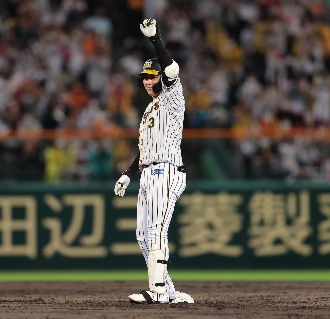 阪神対巨人　7回裏阪神1死満塁、左翼線に同点となる2点適時二塁打を放ちガッツポーズする大山（撮影・前田充）