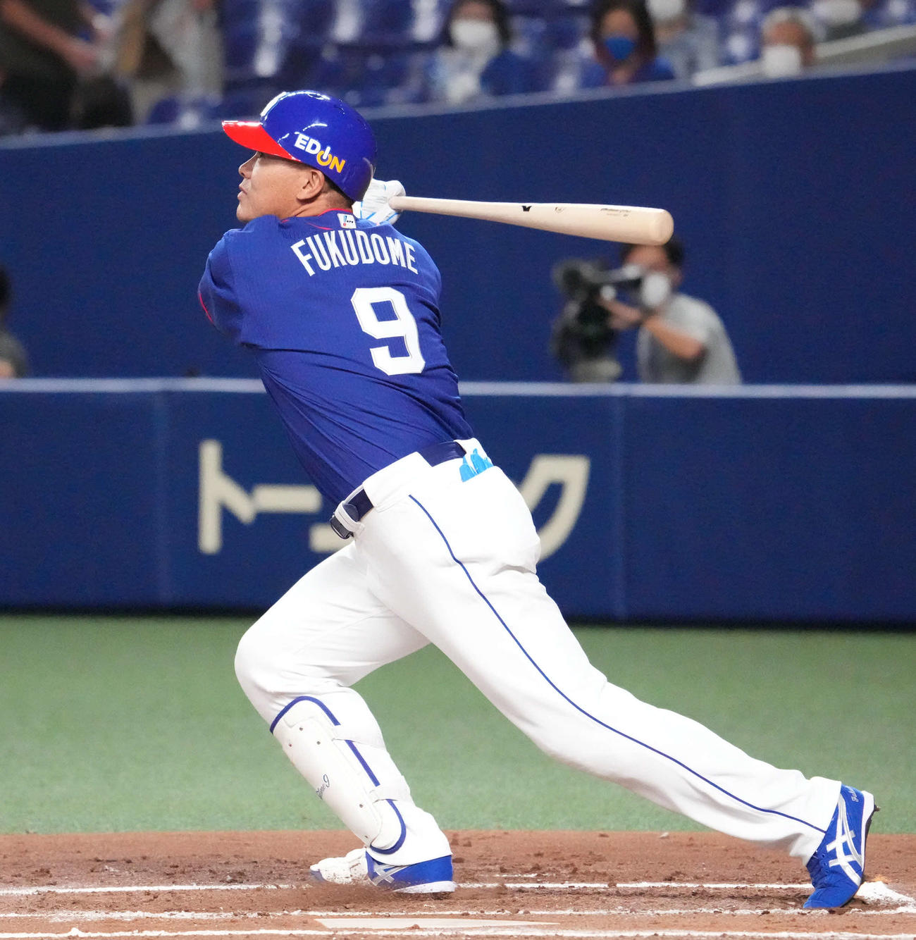 中日対DeNA 1回裏中日2死一、二塁、左前先制適時打を放つ福留（撮影・森本幸一）