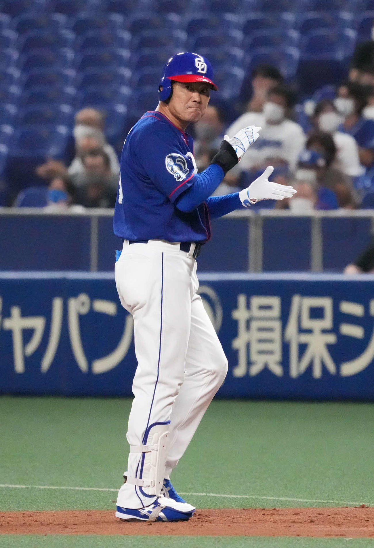 中日対DeNA 1回裏中日2死一、二塁、福留は左前先制適時打を放ち手を叩く（撮影・森本幸一）