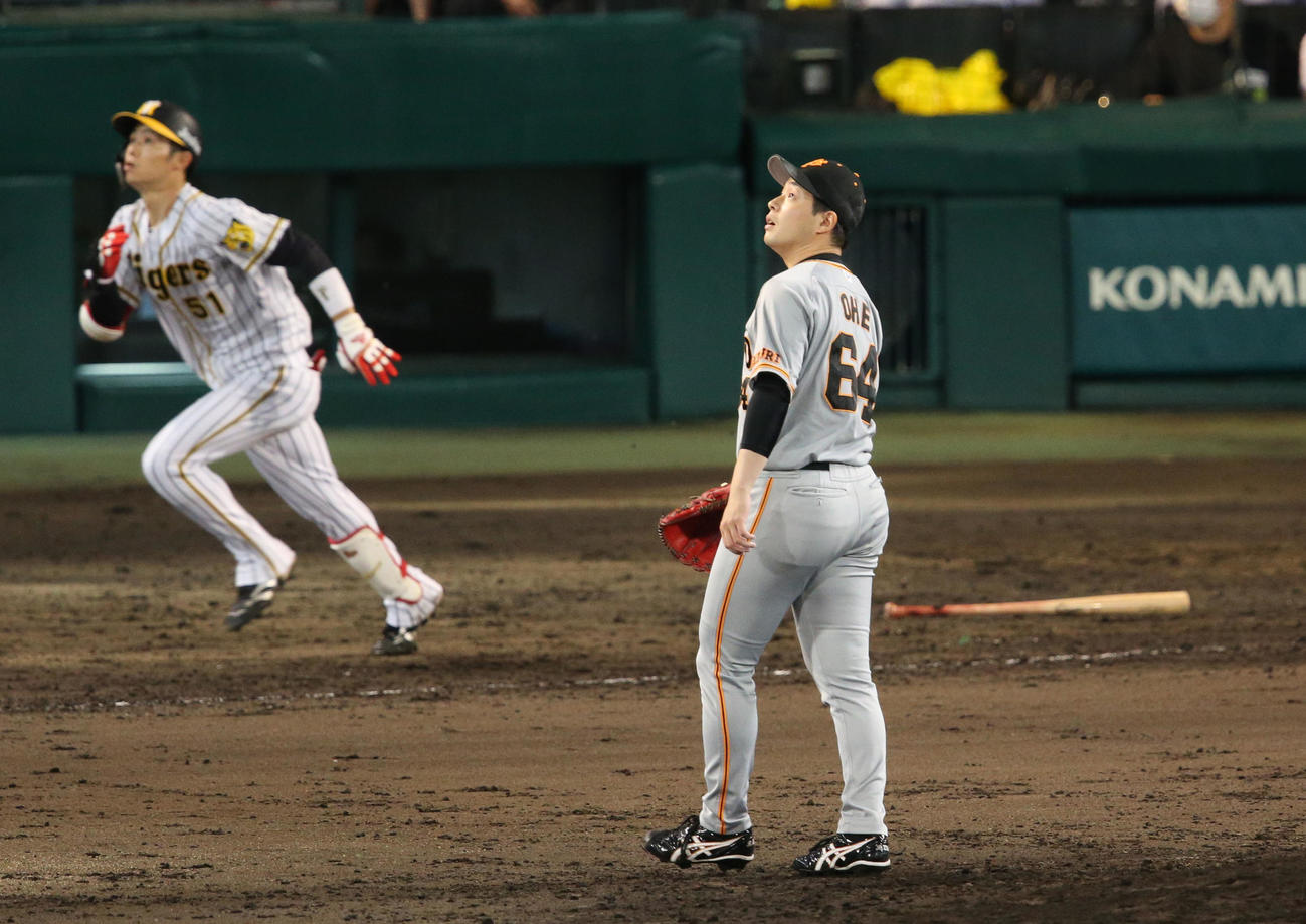 阪神対巨人　7回裏阪神2死満塁、大江（手前）は中野に右越え3点三塁打を浴びる（撮影・上山淳一）
