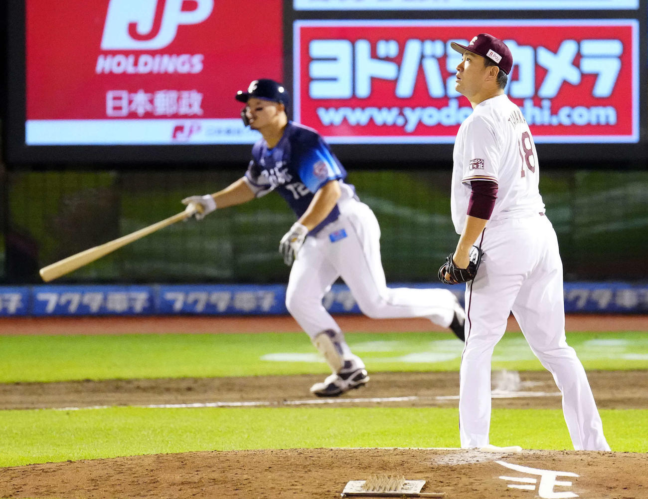 楽天対西武　8回表西武無死、川越（左）にソロ本塁打を浴びる田中将（撮影・江口和貴）