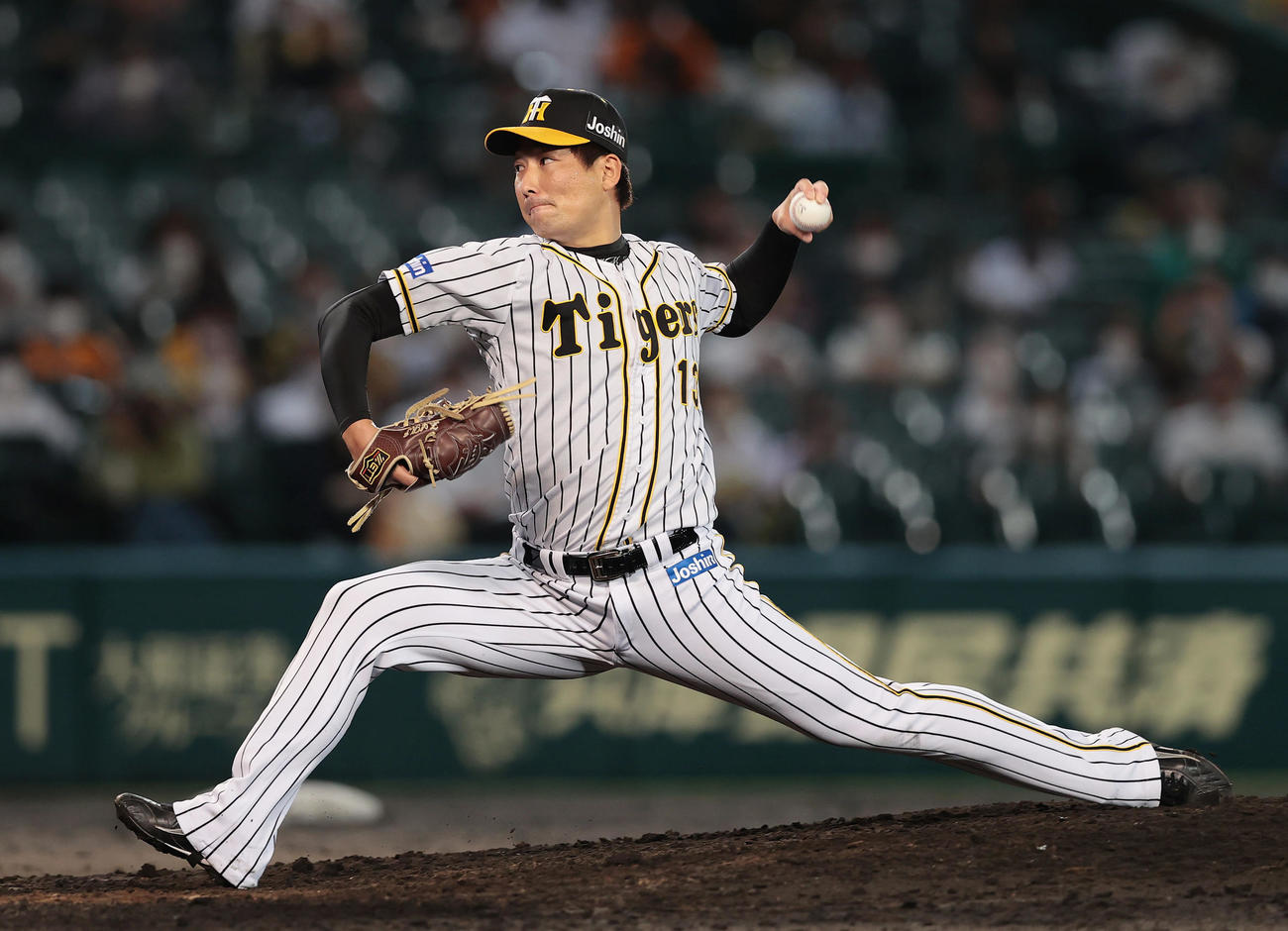 阪神対巨人　8回表、阪神3番手で登板する岩崎（撮影・前田充）