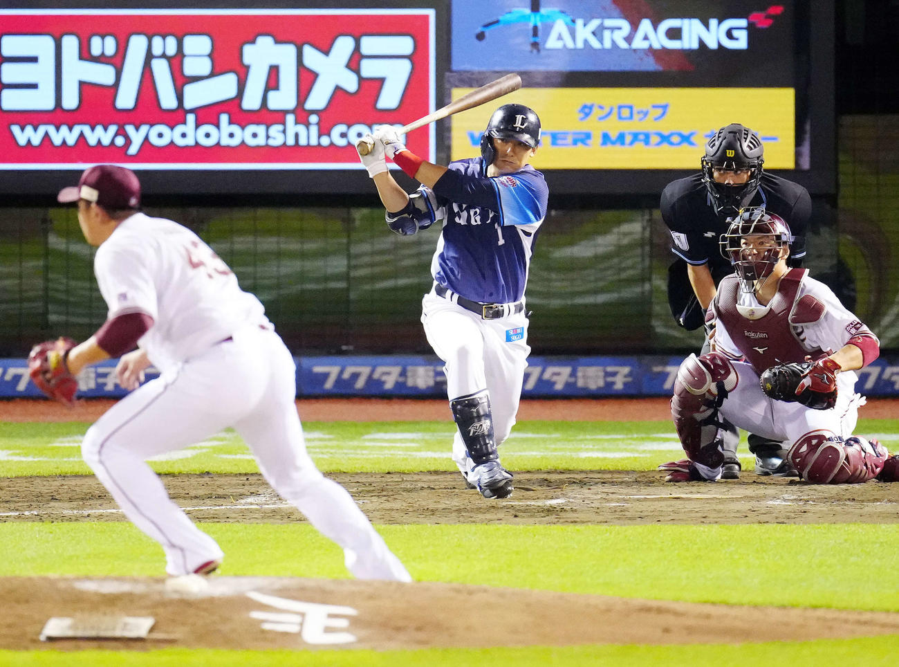 楽天対西武　9回表西武1死一塁、右前打を放ち通算1999安打とする栗山。投手宋家豪（撮影・江口和貴）