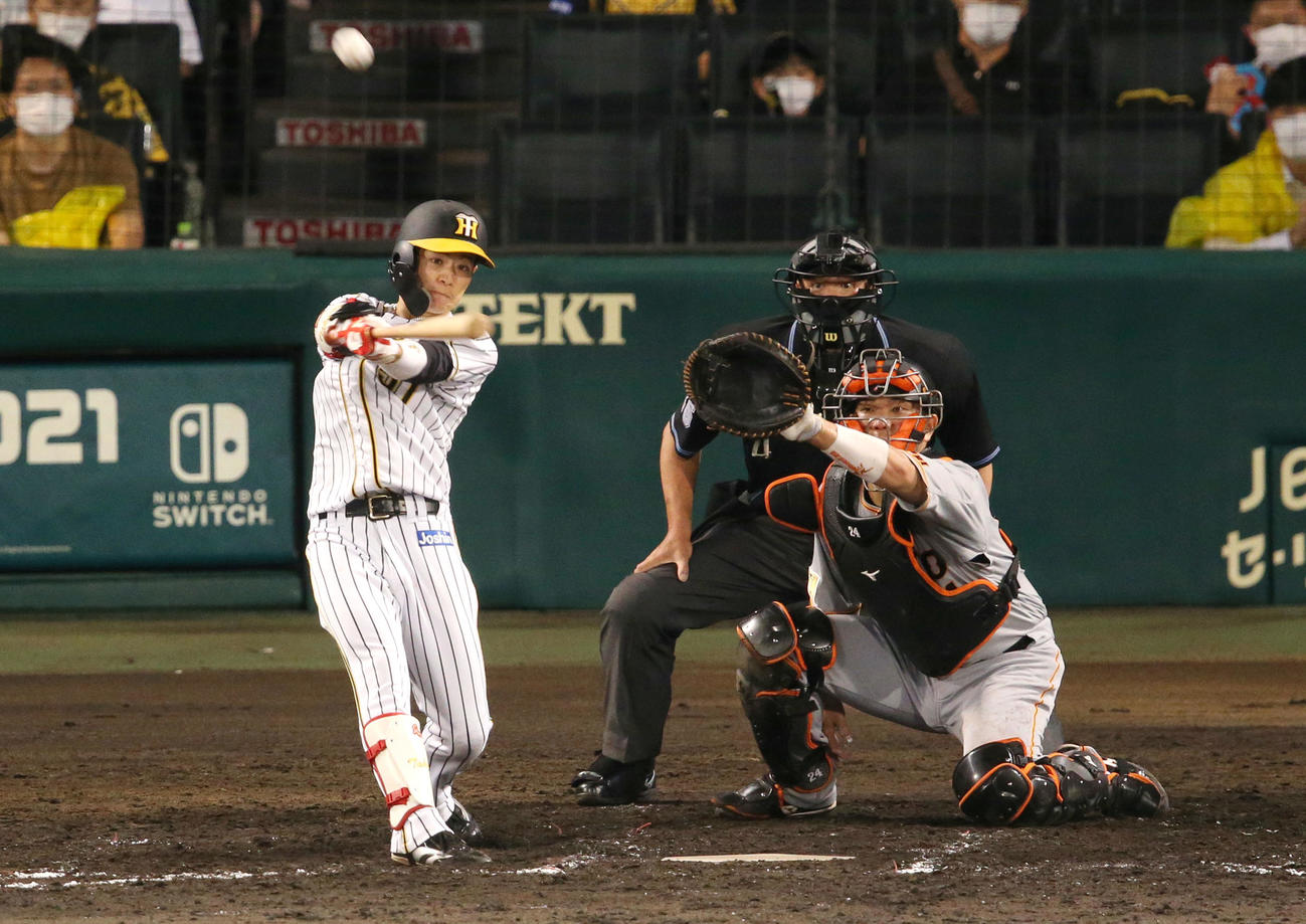 阪神対巨人　7回裏阪神2死満塁、中野は右越え3点三塁打を放つ（撮影・上山淳一）