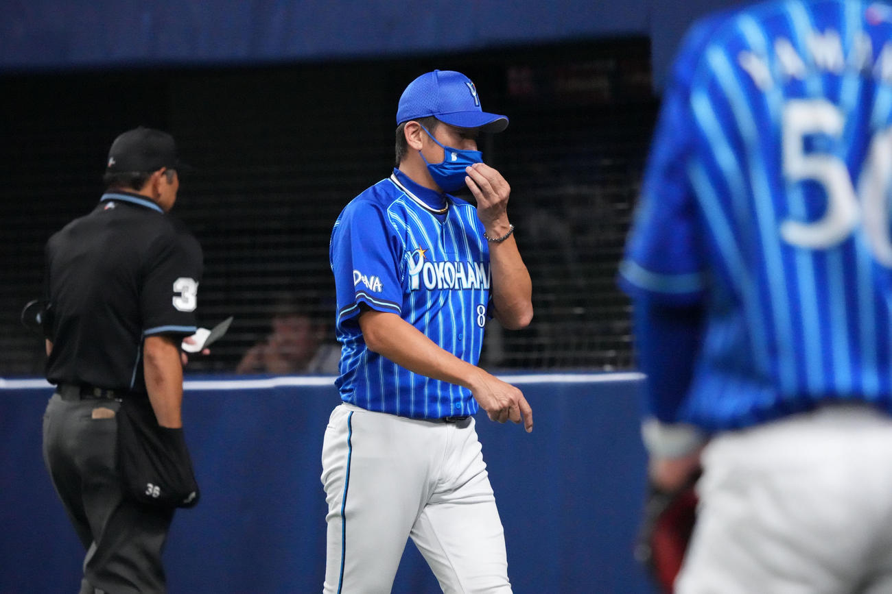 中日対DeNA 8回表DeNA攻撃終了、選手交代を告げベンチへ戻る三浦監督（撮影・森本幸一）