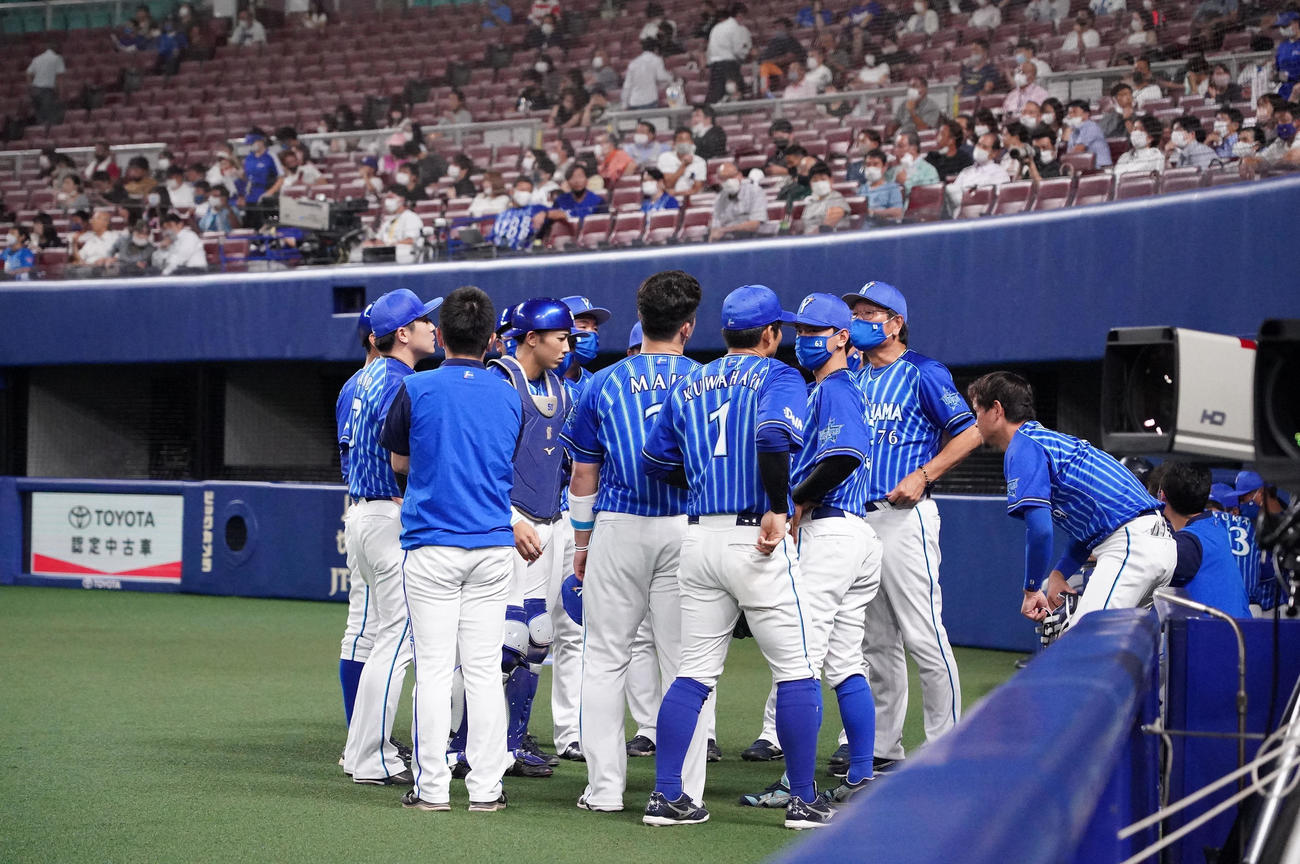 中日対DeNA 7回表DeNA攻撃開始前、ベンチ前で円陣を組むDeNAナイン（撮影・森本幸一）