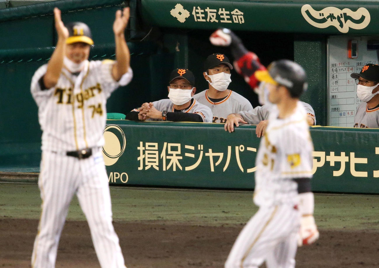阪神対巨人　7回裏阪神2死満塁、巨人原監督（左から2人目）は右越え3点三塁打を放った中野（手前右）を見つめる（撮影・上山淳一）