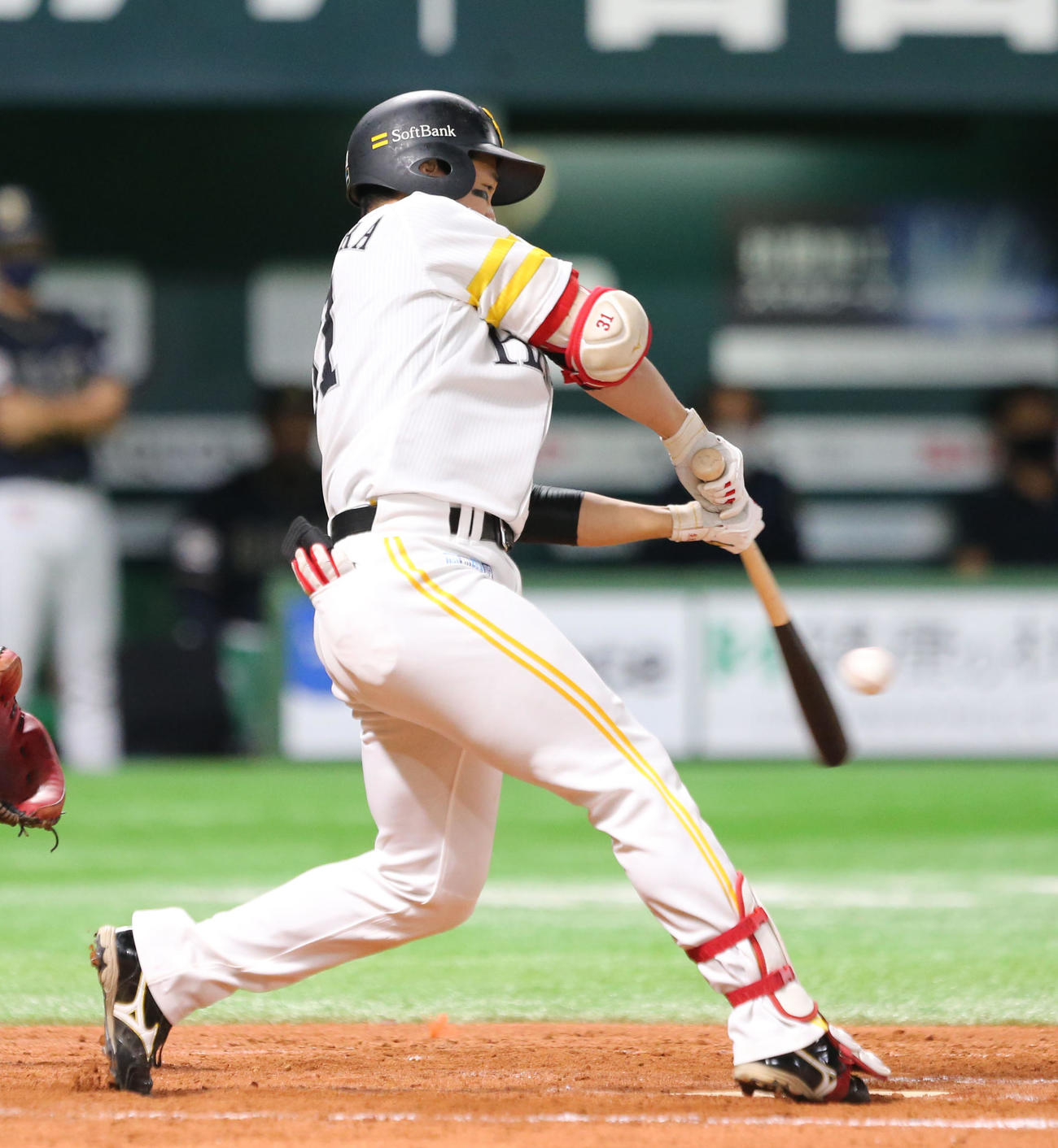 ソフトバンク対オリックス　8回裏ソフトバンク2死一、二塁、栗原は中堅へ同点の適時打を放つ（撮影・屋方直哉）
