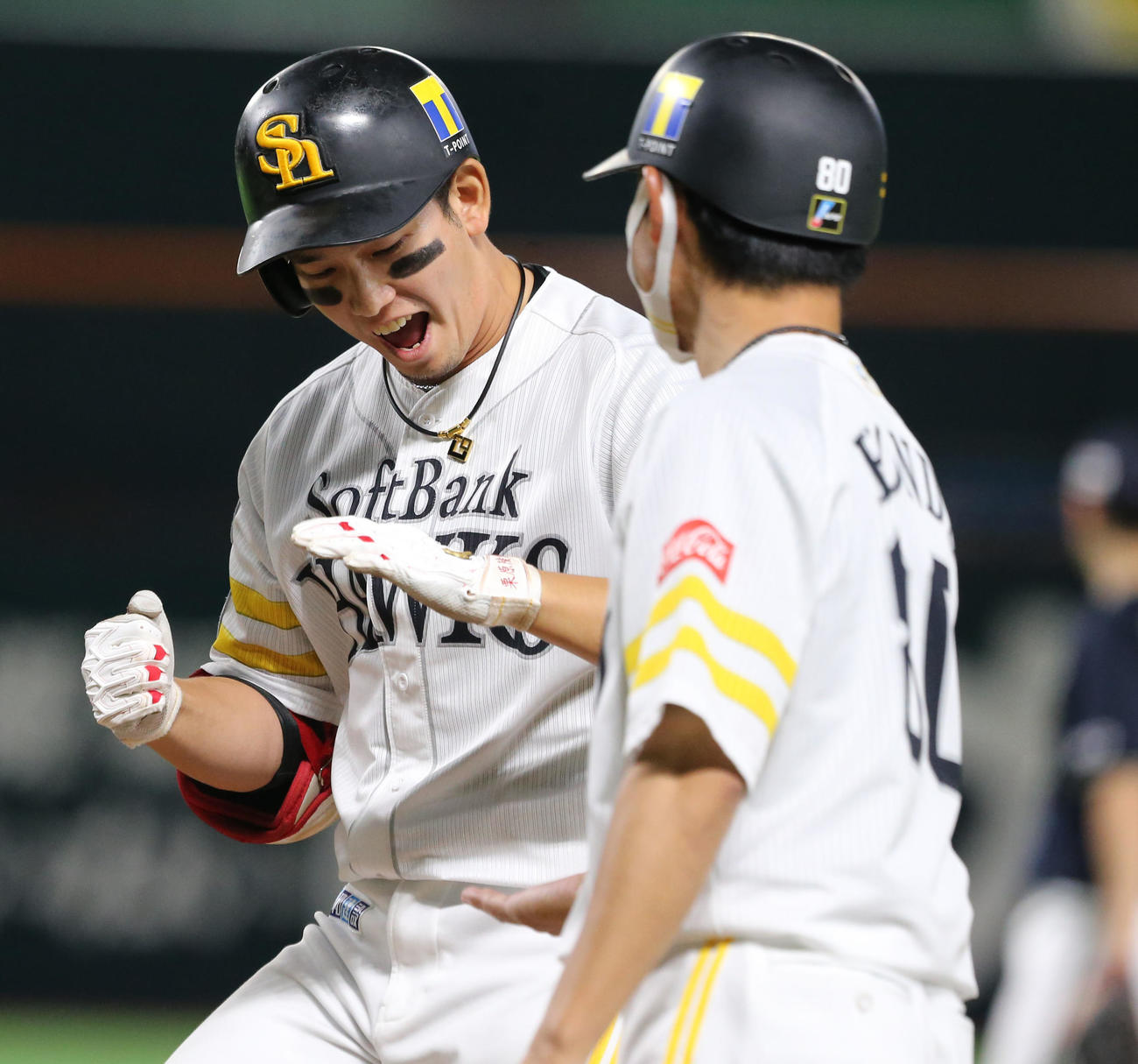 ソフトバンク対オリックス　8回裏ソフトバンク2死一、二塁、栗原は同点適時打を放ち雄たけびを上げる（撮影・屋方直哉）